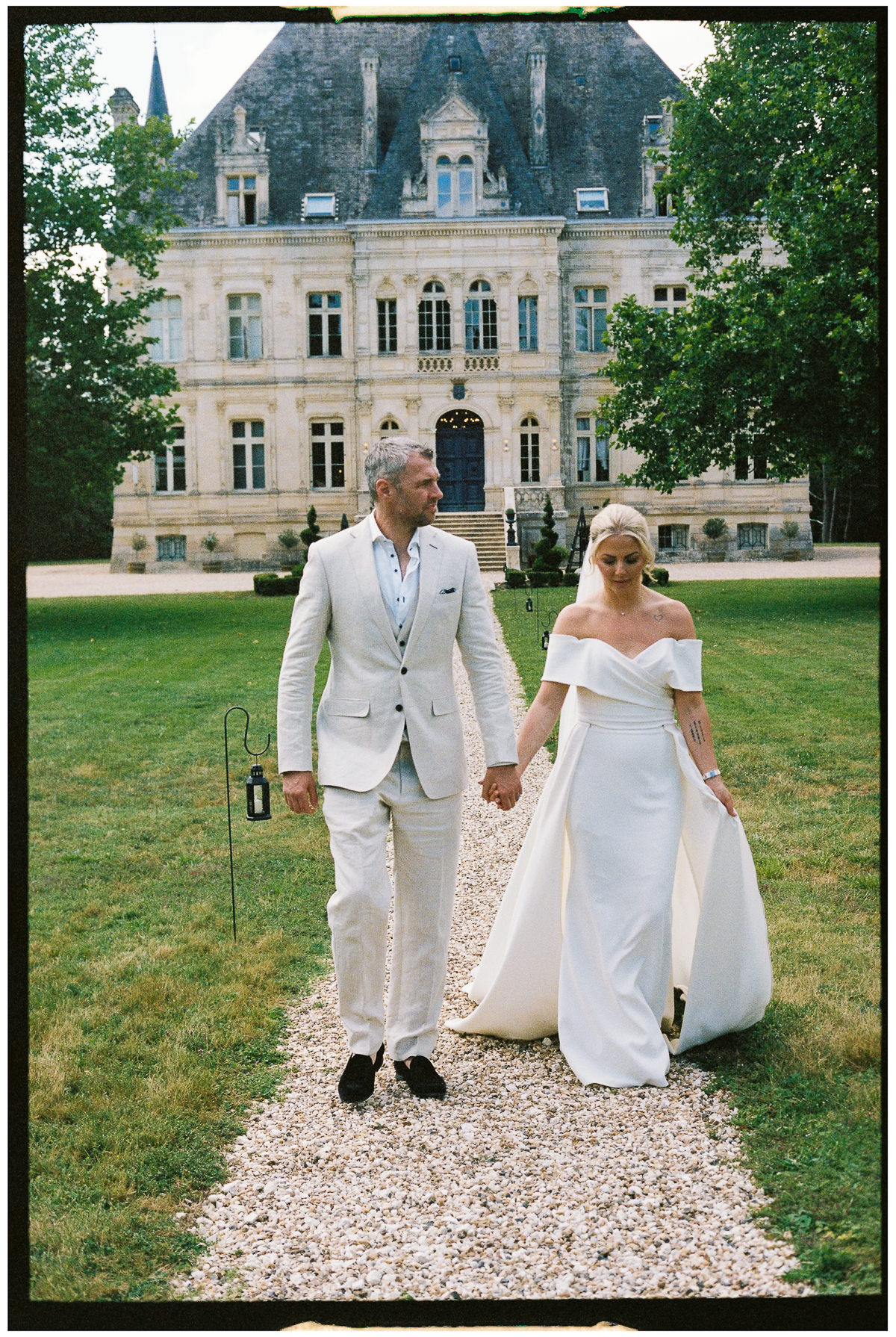 FRANCE WEDDING ON ANALOGUE FILM CHATEAU DE LA VALOUZE 010 FRANCE WEDDING ON ANALOGUE FILM CHATEAU DE LA VALOUZE 010